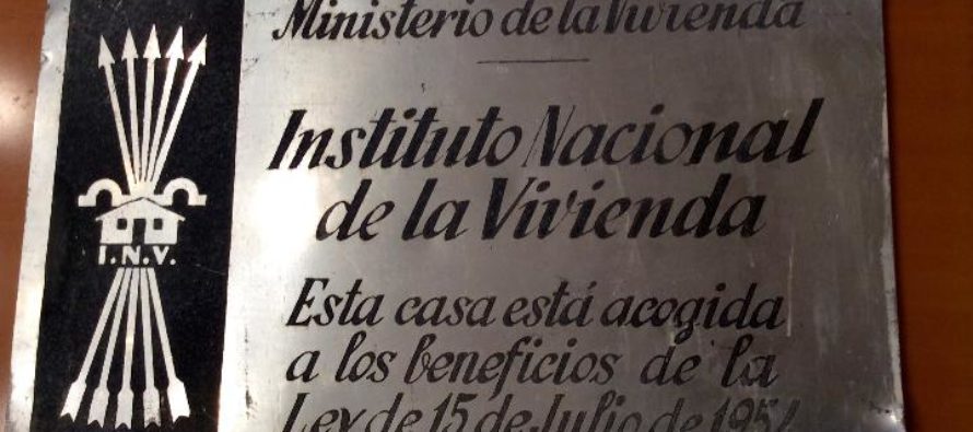 L’Ajuntament dona llum verda a la retirada de plaques franquistes a la ciutat