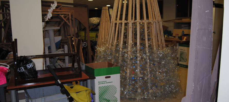 La Marina construeix el seu propi arbre de nadal