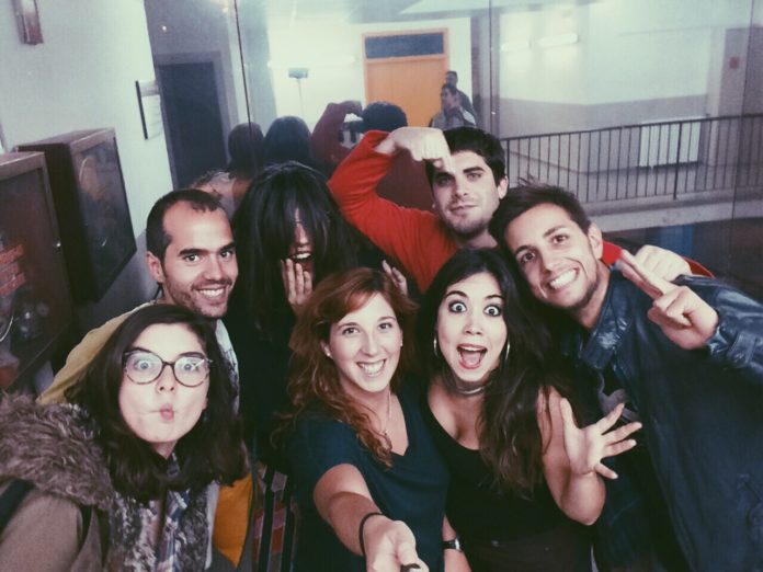 Set dels vuit col·laboradors de No Som Sants Angela Sánchez, jordi Roca, Senyoreta X, Silvia Depares, Araitz Pippers, Gabriel Coromines i Hector Nistal