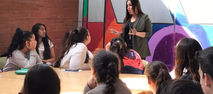 Una jove gitana comparteix la seva experiència universitària amb estudiants de l’institut Montjuïc