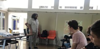 Joves gitanos participen d’una xerrada sobre la importància de l’educació per aconseguir l’èxit professional