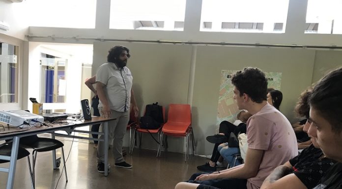 Joves gitanos participen d’una xerrada sobre la importància de l’educació per aconseguir l’èxit professional