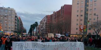 La Marina es fa veure en la manifestació pel metro