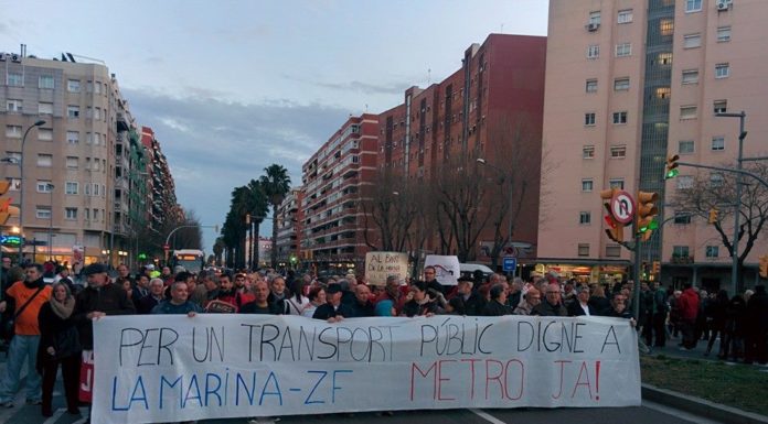 La Marina es fa veure en la manifestació pel metro