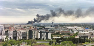 Un incendi a Can Tunis provoca una gran columna de fum visible a tota Barcelona incendi a Can Tunis