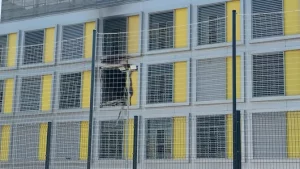 Mor un home en un incendi al Centre de Primera Acollida de la Zona Franca