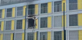 Mor un home en un incendi al Centre de Primera Acollida de la Zona Franca