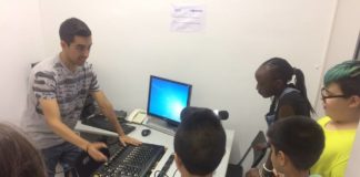 El grup LECXIT visita els estudis de La Marina FM