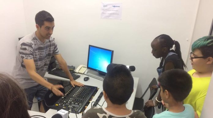 El grup LECXIT visita els estudis de La Marina FM