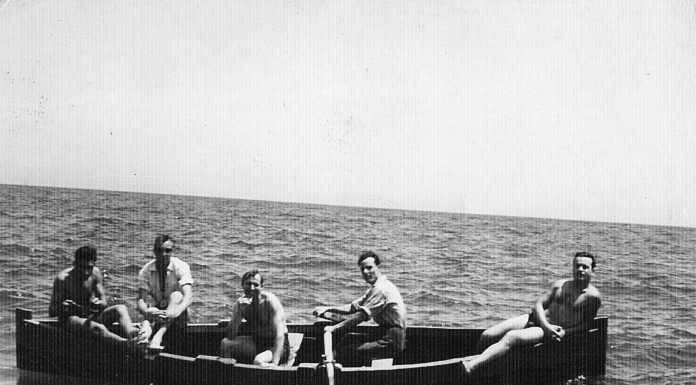 Recordant la platja de Can Tunis i els seus pescadors… 1956. Grup de amics de Can Tunis, donant un fen un tom per la platja en xalana. Proc. Julio Baños