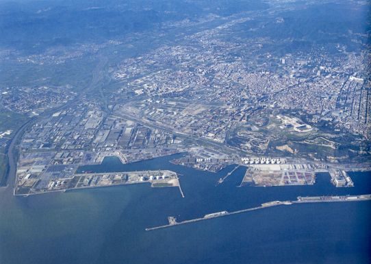 Barcelona planteja restriccions mediambientals al port i l’aeroport
