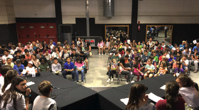 Els nois i noies de la Marina prenen la paraula en una tertúlia radiofònica entre escoles al 102.5FM