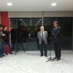 Acte d’inauguració de la placa en honor a Paco Candel. D’esquerra a dreta: Pere Baltà, president de la Fundació Paco Candel; el regidor Jordi Marí; i la filla de Paco Candel, Maria Candel // Iris Vieiros