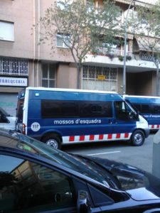 Els mossos realitzen un operatiu antidroga al barri