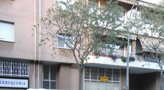 Els mossos realitzen un operatiu antidroga al barri