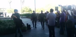 Desenes de persones es mobilitzen davant de l’Agència Tributària Catalana