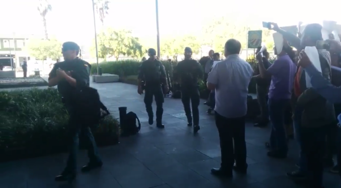 Desenes de persones es mobilitzen davant de l’Agència Tributària Catalana