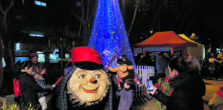 El tió gegant de la plaça de la Marina genera una gran expectació