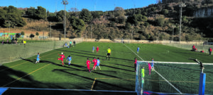 Mantes, somriures i futbol: El torneig solidari de l’EFA Pedraza