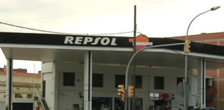 Un detingut per atracar una benzinera al Passeig Zona Franca