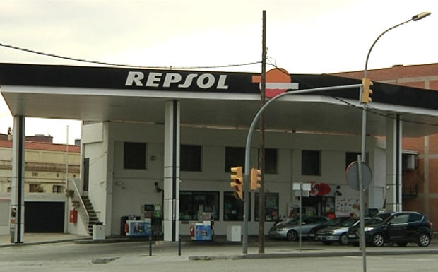 Un detingut per atracar una benzinera al Passeig Zona Franca