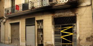 Bombers de Barcelona rescaten a set persones d’un incendi a Sants-Montjuïc Façana cremada del número 25 del carrer Canalejas de Barcelona, el 17 de gener de 2016 . Fotografia: CCMA