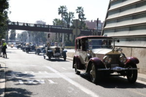 El Ral·li Internacional de Cotxes d’Època es deixa veure per la Plaça Cerdà