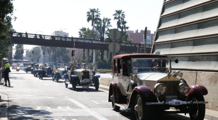 El Ral·li Internacional de Cotxes d’Època es deixa veure per la Plaça Cerdà