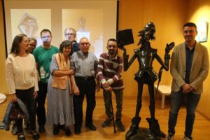 L’artista Benito Maín dona l’escultura del Quixot a la Francesc Candel