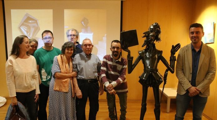 L’artista Benito Maín dona l’escultura del Quixot a la Francesc Candel