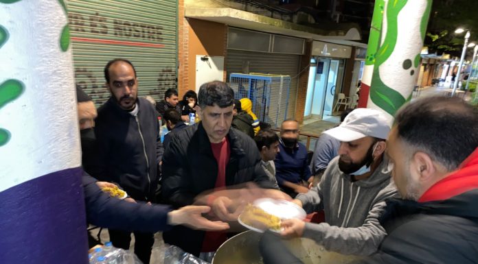 El veïnat es reuneix per celebrar l’Iftar, un sopar col·lectiu amb motiu del Ramadà