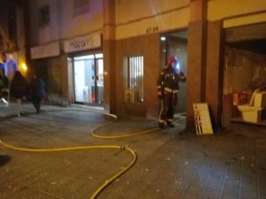 Incendi a la cuina d’un habitatge al carrer Ferrocarrils Catalans