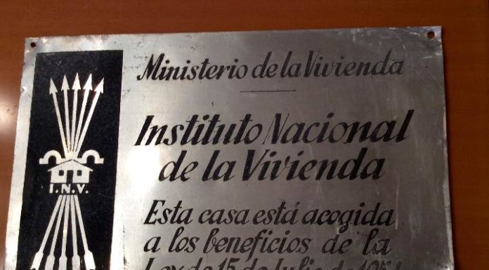 L’Ajuntament dona llum verda a la retirada de plaques franquistes a la ciutat