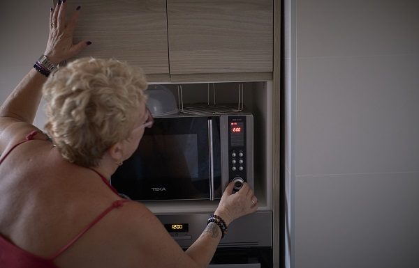 Viure la quotidianitat afectats per la pujada del preu de la llum