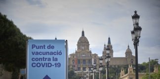 La vacunació avança a bon ritme a tots els barris de Sants-Montjuïc, amb una mitjana de 69%