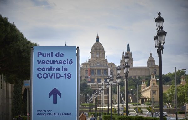 La vacunació avança a bon ritme a tots els barris de Sants-Montjuïc, amb una mitjana de 69%