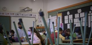 Escoles i instituts de la Marina se sumen a la vaga d’educació