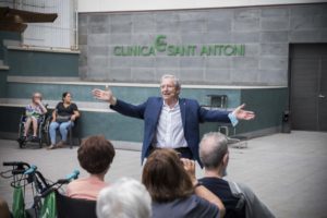 L’actor Joan Pera interpreta un monòleg a la Clínica Sant Antoni
