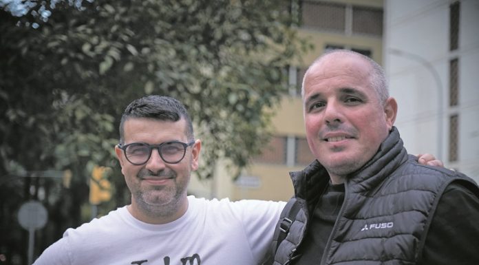 Crit d’auxili al bar-restaurant de barri