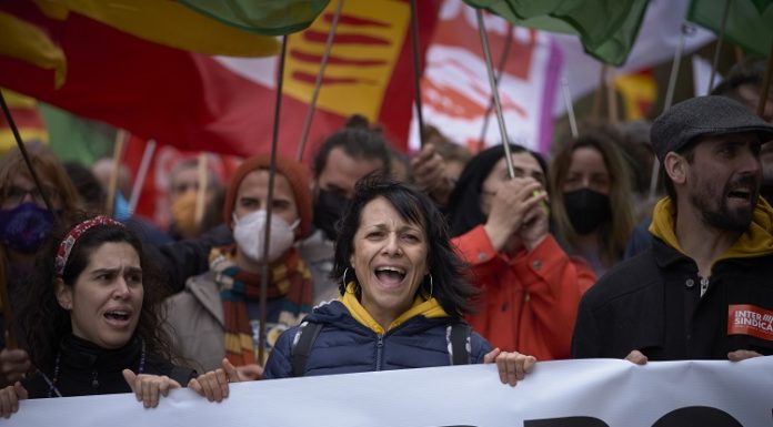 “Hem acceptat una hora menys i la contractació de 3.500 docents més des de gener, però si no es duu a terme tot el pactat, les vagues hi tornaran”