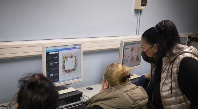 La dona gitana fa passes per entrar al món laboral i digital