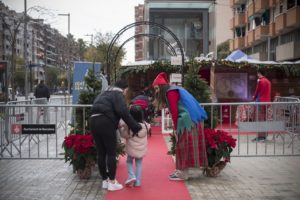 El Pare Noel aprofita el Xmas Market per fer les últimes compres de Nadal