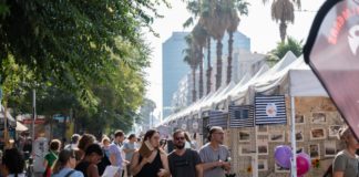 La fira dels comerciants de la Marina contagia entusiasme a tots els racons del barri