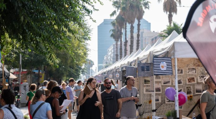 La fira dels comerciants de la Marina contagia entusiasme a tots els racons del barri