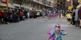 Carnestoltes pren els carrers de La Marina