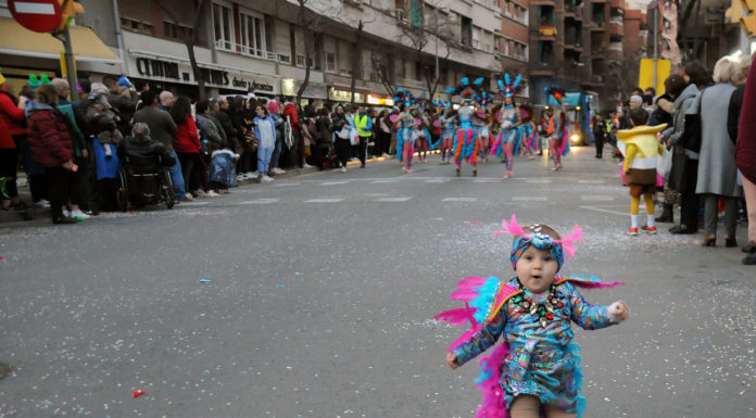 Carnestoltes pren els carrers de La Marina