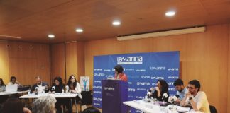 Els veïns i les veïnes de La Marina participen del debat de política general