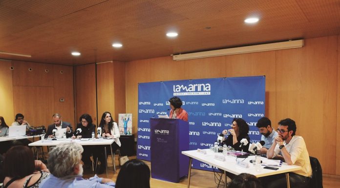 Els veïns i les veïnes de La Marina participen del debat de política general