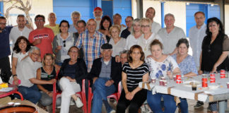 Voluntaris del “Dinar Solidari contra l’alzheimer” confraternitzen amb Pasqual Maragall.