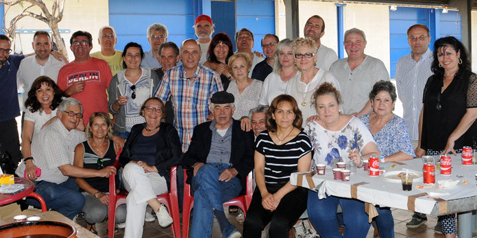 Voluntaris del “Dinar Solidari contra l’alzheimer” confraternitzen amb Pasqual Maragall.